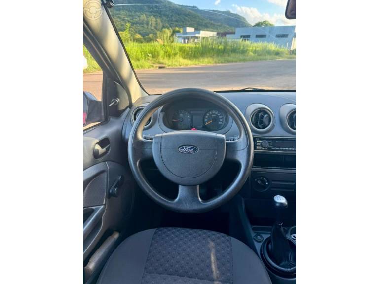 FORD - FIESTA 1.0 MPI 8V 4P MANUAL - 2006/2007 - VERMELHA - R$ 24.900,00