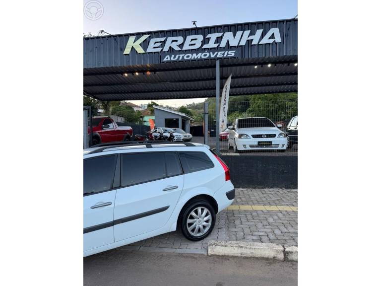 RENAULT - MÉGANE 1.6 DYNAMIQUE 16V FLEX 4P MANUAL - 2011/2012 - BRANCA - R$ 34.900,00