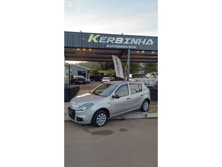 RENAULT - SANDERO 1.0 AUTHENTIQUE 16V FLEX 4P MANUAL - 2013/2014 - PRATA - R$ 29.900,00