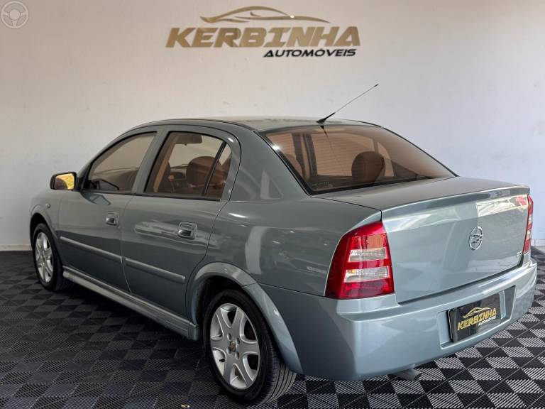 CHEVROLET - ASTRA 2.0 MPFI SEDAN 8V 4P MANUAL - 2002/2003 - CINZA - R$ 26.900,00