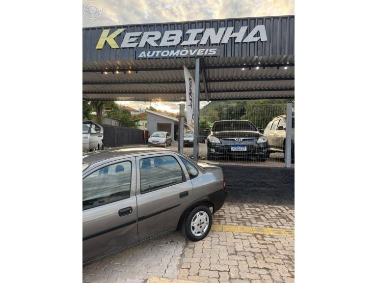 CHEVROLET - CORSA 1.0 MPFI CLASSIC SEDAN 8V 4P MANUAL - 2004/2004 - CINZA - R$ 19.900,00