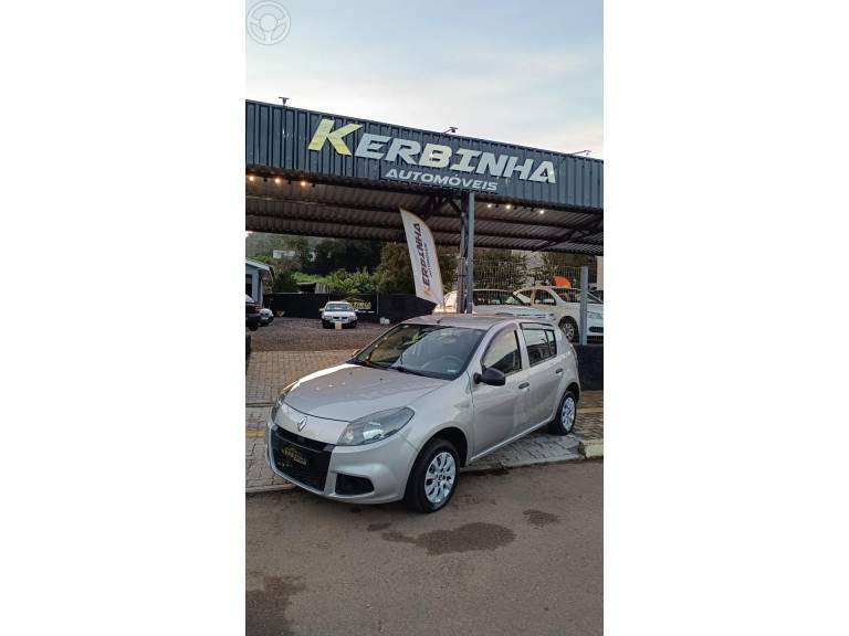 RENAULT - SANDERO 1.0 AUTHENTIQUE 16V FLEX 4P MANUAL - 2013/2014 - PRATA - R$ 29.900,00